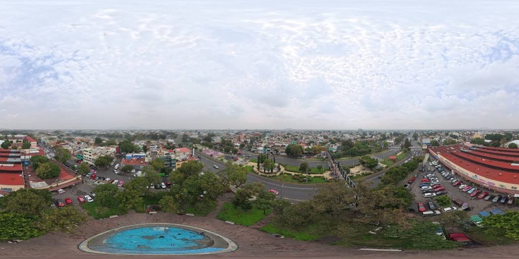 Plaza y fuente frente al Mercado del Rastro en 360°